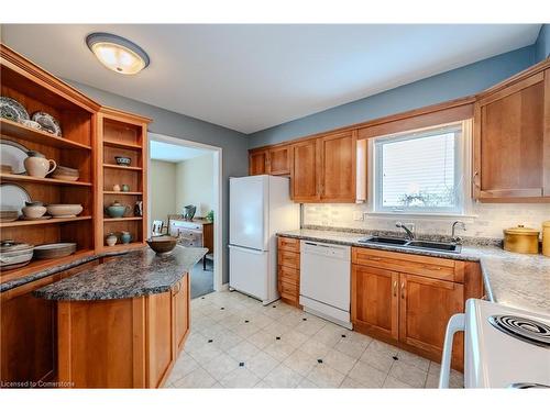 305 Bushview Crescent, Waterloo, ON - Indoor Photo Showing Kitchen With Double Sink