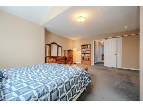 305 Bushview Crescent, Waterloo, ON - Indoor Photo Showing Bedroom