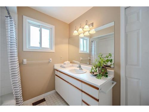 305 Bushview Crescent, Waterloo, ON - Indoor Photo Showing Bathroom