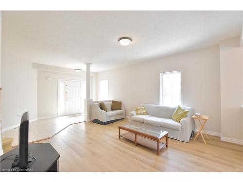 2 Woodcrest Court, Kitchener, ON - Indoor Photo Showing Living Room