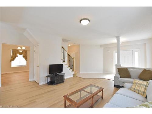 2 Woodcrest Court, Kitchener, ON - Indoor Photo Showing Living Room