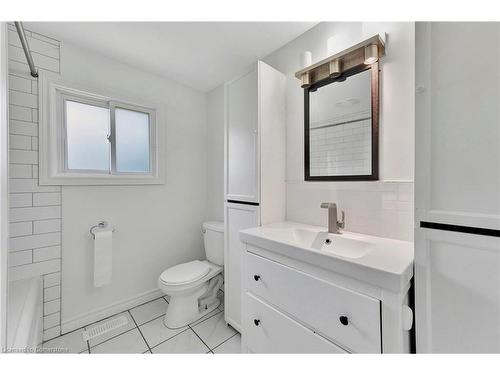 7 Hillside Drive, Kitchener, ON - Indoor Photo Showing Bathroom