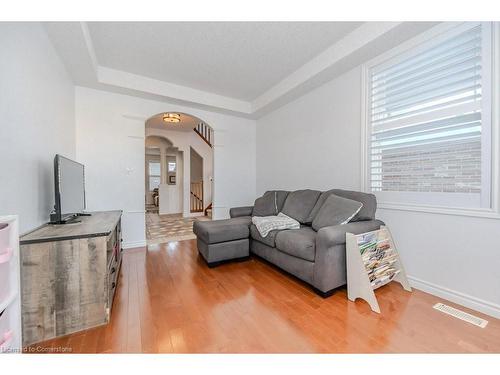 28 Charleswood Court, Cambridge, ON - Indoor Photo Showing Living Room