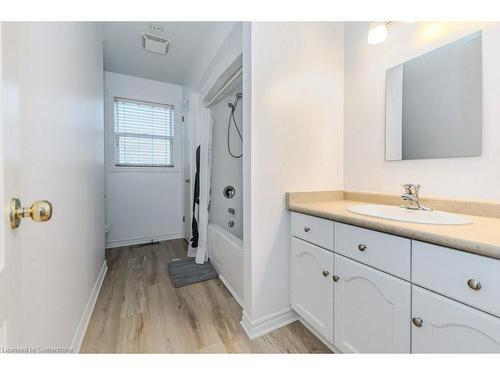 28 Charleswood Court, Cambridge, ON - Indoor Photo Showing Bathroom