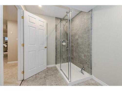 28 Charleswood Court, Cambridge, ON - Indoor Photo Showing Bathroom