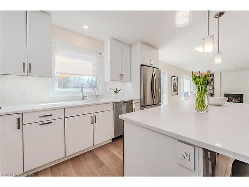 364 Ash Tree Place, Waterloo, ON - Indoor Photo Showing Kitchen With Upgraded Kitchen