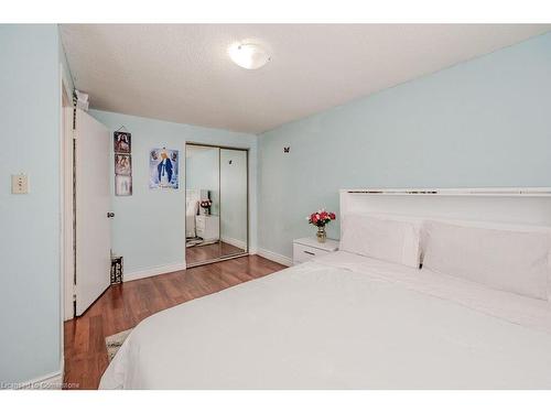 17 Folkstone Crescent, Kitchener, ON - Indoor Photo Showing Bedroom