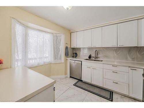 17 Folkstone Crescent, Kitchener, ON - Indoor Photo Showing Kitchen