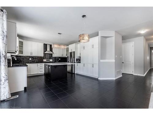 340 Falling Green Crescent, Kitchener, ON - Indoor Photo Showing Kitchen With Upgraded Kitchen