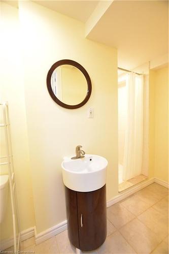 141 Fenwick Court, Kitchener, ON - Indoor Photo Showing Bathroom