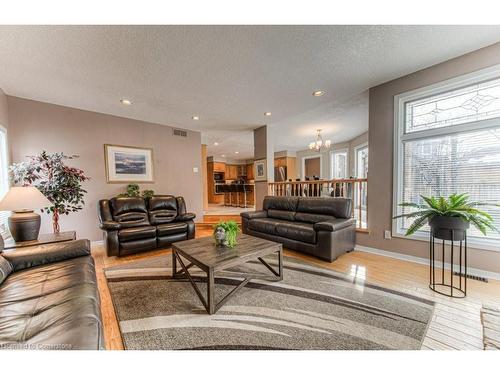 593 Guildwood Place, Waterloo, ON - Indoor Photo Showing Living Room