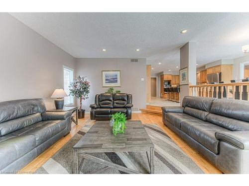 593 Guildwood Place, Waterloo, ON - Indoor Photo Showing Living Room