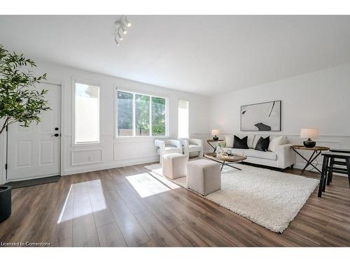 131 Wood Street, Kitchener, ON - Indoor Photo Showing Living Room