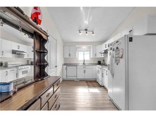 2059 Mountbatten Place, London, ON - Indoor Photo Showing Kitchen