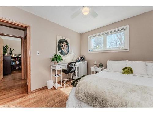 117 Marshall Street, Waterloo, ON - Indoor Photo Showing Bedroom