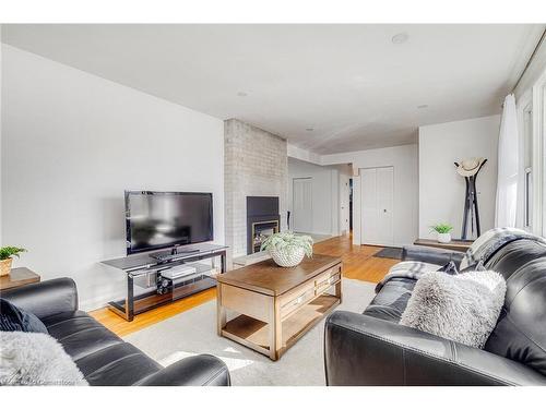 200 Bristol Street, Waterloo, ON - Indoor Photo Showing Living Room