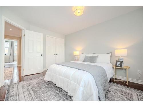 4324 Hickory Drive, Mississauga, ON - Indoor Photo Showing Bedroom