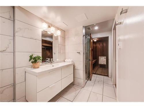 368 Warrington Drive, Waterloo, ON - Indoor Photo Showing Bathroom