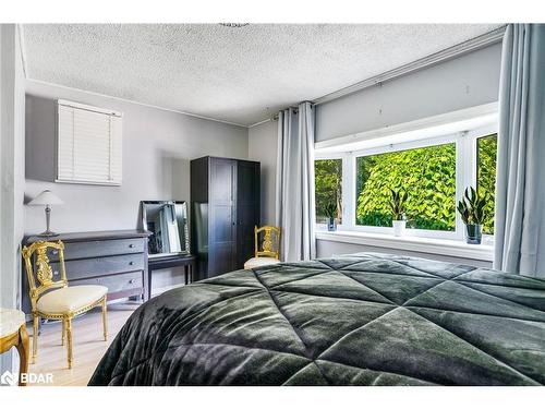 27 Sunnidale Road S, Wasaga Beach, ON - Indoor Photo Showing Bedroom