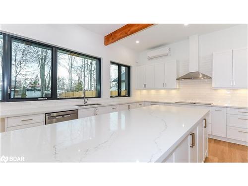 866 Kennedy Road, Innisfil, ON - Indoor Photo Showing Kitchen With Upgraded Kitchen