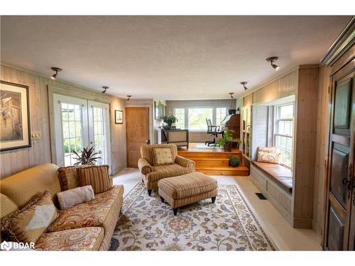 885 Highway 36 Road, Kawartha Lakes, ON - Indoor Photo Showing Living Room