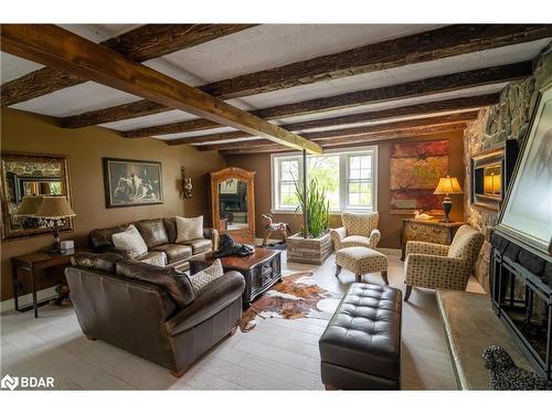 885 Highway 36 Road, Kawartha Lakes, ON - Indoor Photo Showing Living Room