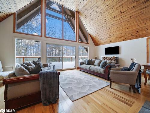 983 Bass Lake Sideroad E, Oro-Medonte, ON - Indoor Photo Showing Living Room