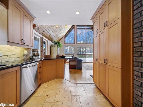 983 Bass Lake Sideroad E, Oro-Medonte, ON - Indoor Photo Showing Kitchen