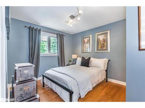 20 Cloverhill Crescent, Innisfil, ON - Indoor Photo Showing Bedroom