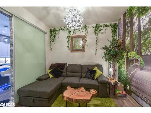 209-21 Matchedash Street S, Orillia, ON - Indoor Photo Showing Living Room