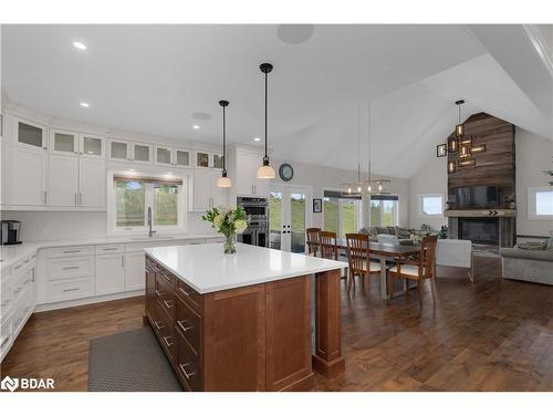 28 Thoroughbred Drive, Oro-Medonte, ON - Indoor Photo Showing Kitchen With Upgraded Kitchen