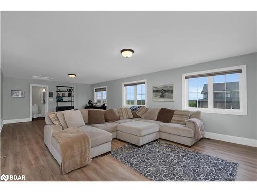 28 Thoroughbred Drive, Oro-Medonte, ON - Indoor Photo Showing Living Room