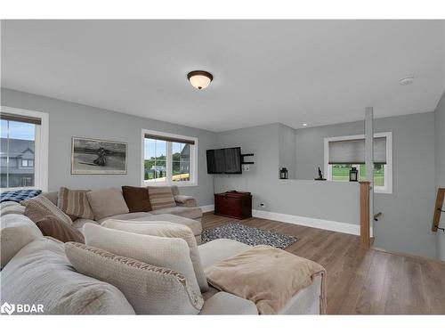 28 Thoroughbred Drive, Oro-Medonte, ON - Indoor Photo Showing Living Room