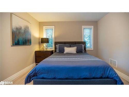 112 Lakeshore Road W, Oro-Medonte, ON - Indoor Photo Showing Bedroom