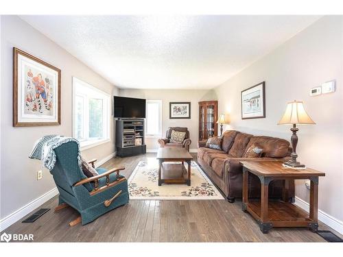 3100 New Brailey Line, Severn, ON - Indoor Photo Showing Living Room