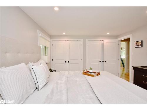 16 Crestwood Drive, Barrie, ON - Indoor Photo Showing Bedroom