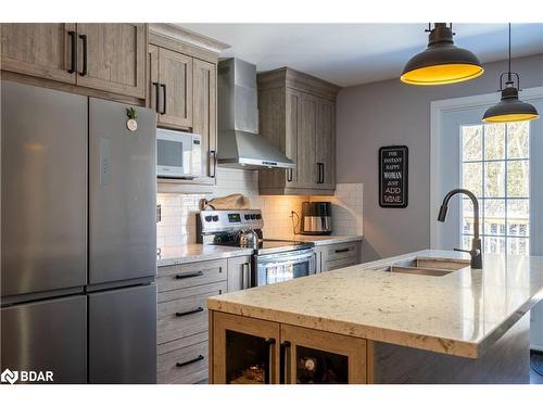 18 Martin Street, Hillsdale, ON - Indoor Photo Showing Kitchen With Upgraded Kitchen