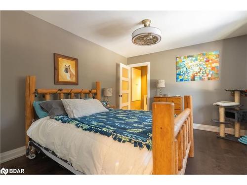 18 Martin Street, Hillsdale, ON - Indoor Photo Showing Bedroom
