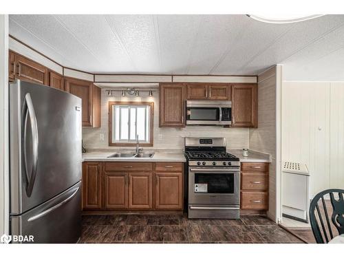 61 Fifth Street, Angus, ON - Indoor Photo Showing Kitchen With Double Sink