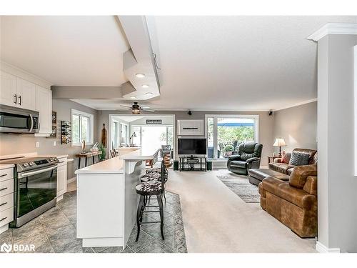 1069 Lakeshore Rd Road E, Oro-Medonte, ON - Indoor Photo Showing Kitchen