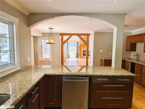 9 Landscape Drive, Oro-Medonte, ON - Indoor Photo Showing Kitchen With Upgraded Kitchen