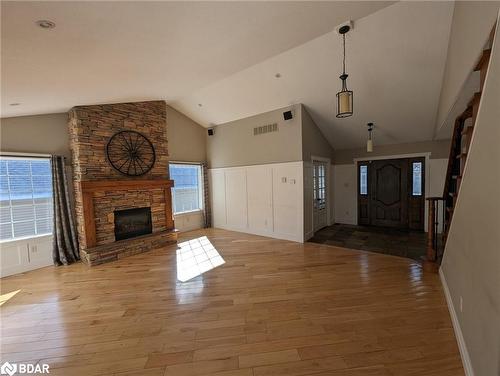 9 Landscape Drive, Oro-Medonte, ON - Indoor Photo Showing Living Room With Fireplace
