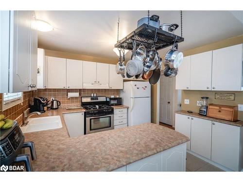 25 Pridham Crescent, Angus, ON - Indoor Photo Showing Kitchen
