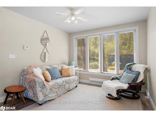 61 Earl Street, Wasaga Beach, ON - Indoor Photo Showing Living Room