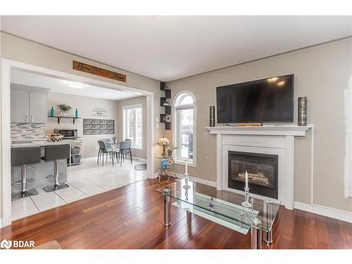 850 Leslie Drive, Innisfil, ON - Indoor Photo Showing Living Room With Fireplace
