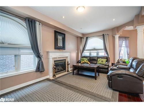 415 Mapleton Avenue, Barrie, ON - Indoor Photo Showing Living Room