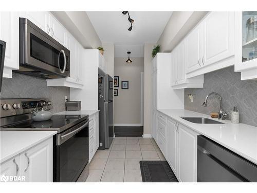 101-306 Essa Road, Barrie, ON - Indoor Photo Showing Kitchen With Upgraded Kitchen