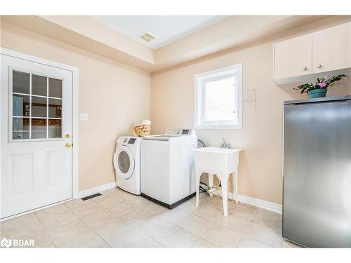 4 Silvercreek Crescent, Barrie, ON - Indoor Photo Showing Laundry Room