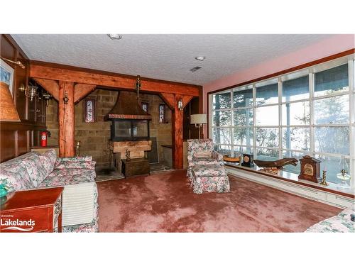160 Gilwood Park Drive, Penetanguishene, ON - Indoor Photo Showing Living Room