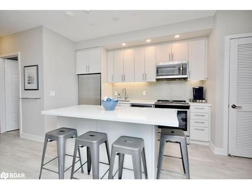 C404-301 Sea Ray Avenue, Innisfil, ON - Indoor Photo Showing Kitchen With Upgraded Kitchen